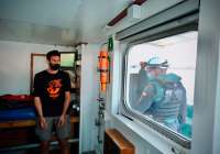 Agentes de la Guardia Civil intentando acceder al interior del barco (Foto: Greenpeace España)
