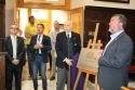El alcalde de Sagunto, Francesc Fernández, y Santiago Grisolía han sido los encargados de descubrir la placa conmemorativa