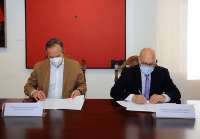 El presidente de Fundación Bancaja en Sagunto, Alfonso Muñoz, y el director de Saggas, Santiago Álvarez, han firmado este convenio