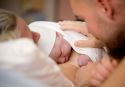 Expertos recomiendan el contacto piel con piel entre bebés y madres tras una cesárea